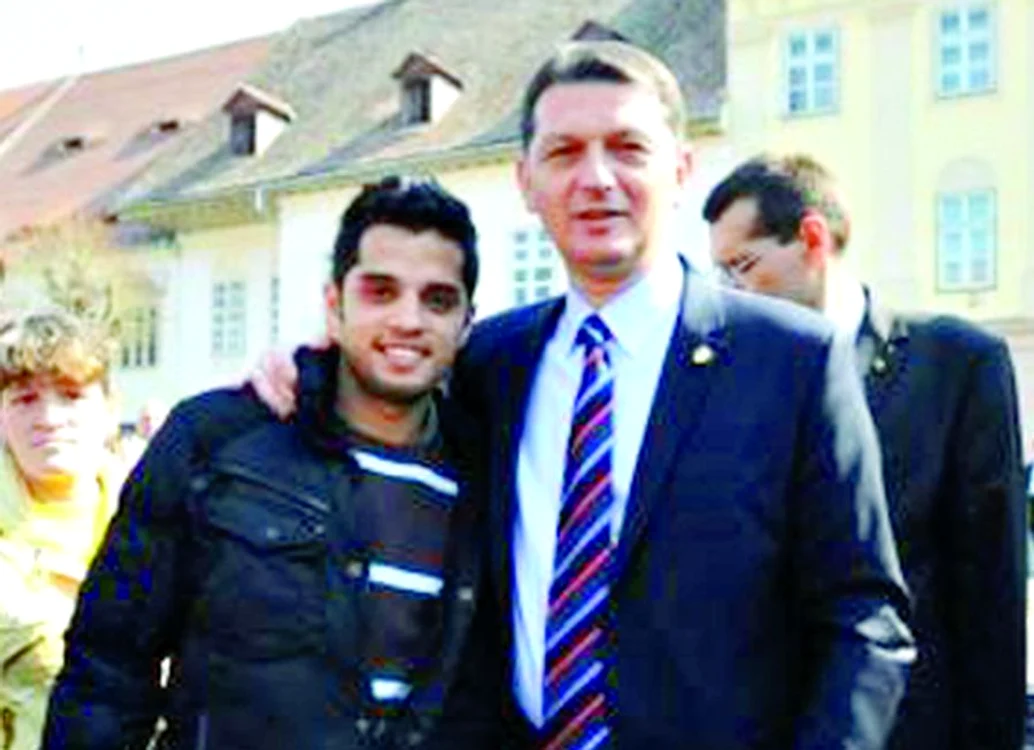 
    Victor Căldărar s-a fotografiat  cu numeroase personalităţi,  printre care şi Gabriel Berca,  fost ministru de interne  