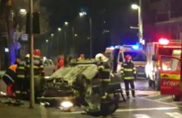 Șoferul a fost găsit lângă mașina răsturnată. FOTO: ISU Cluj