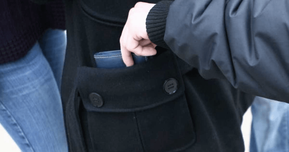 Student agresat într-o stație RATB. Trei tineri au fost arestați