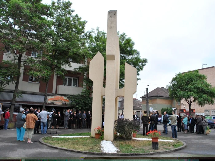 Pentru cinstirea memoriei victimelor, reprezentanţii judeţului Satu Mare au depus jerbe def flori