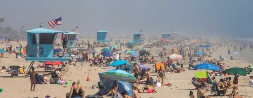 Americanii nu mai ţin cont de restricţii şi au ieşit grămadă pe Huntington Beach FOTO AFP / Apu Gomes  