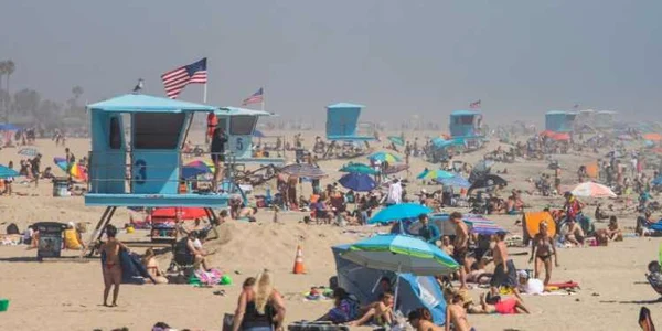 Americanii nu mai ţin cont de restricţii şi au ieşit grămadă pe Huntington Beach FOTO AFP / Apu Gomes  