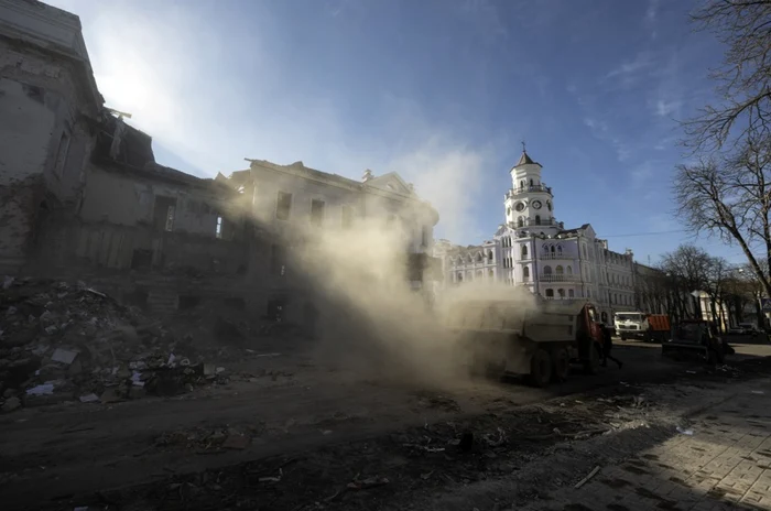 Urmările unui atac cu rachete asupra centrului orașului Sumî FOTO EPA-EFE