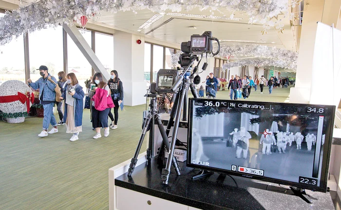 
    Toată lumea poartă mască în China, de la soldaţi la elevi  