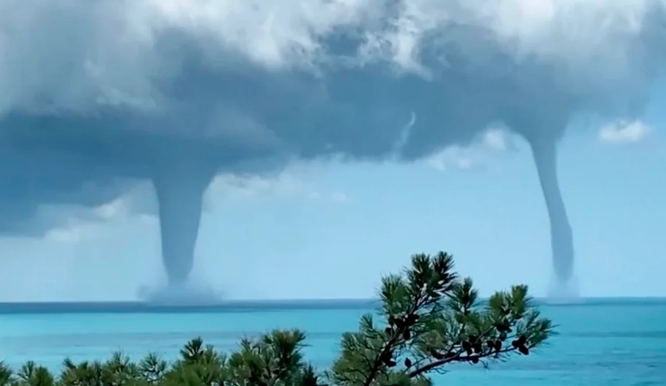 Momentul în care două tornade se formează în Marea Neagră / Sursa: Facebook - Meteoplus