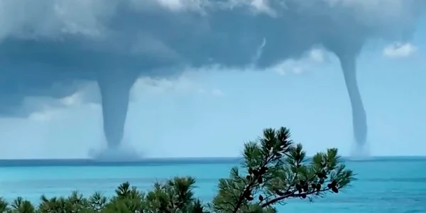 Momentul în care două tornade se formează în Marea Neagră / Sursa Facebook - Meteoplus