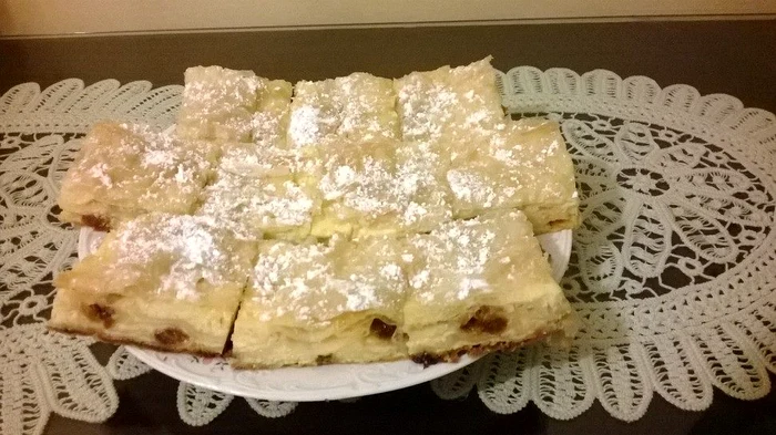 
    Plăcintă cu iaurt şi stafide  