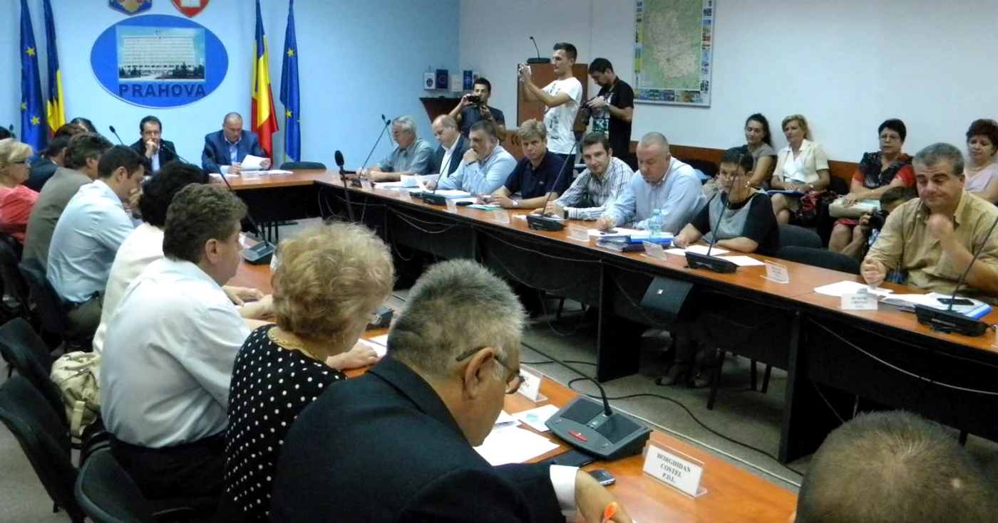 Consilierii locali au votat pe 27 august constituirea unei comisii care să stabilească condiţiile de debranşare. FOTO Dana Mihai