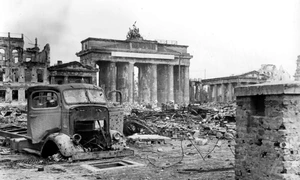 Bundesarchiv B 145 Bild P054320, Berlin, Brandenburger Tor und Pariser Platz jpg