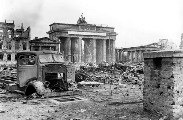 Bundesarchiv B 145 Bild P054320, Berlin, Brandenburger Tor und Pariser Platz jpg