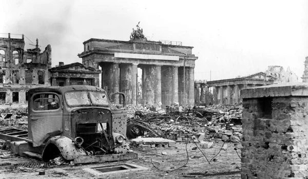 Bundesarchiv B 145 Bild P054320, Berlin, Brandenburger Tor und Pariser Platz jpg