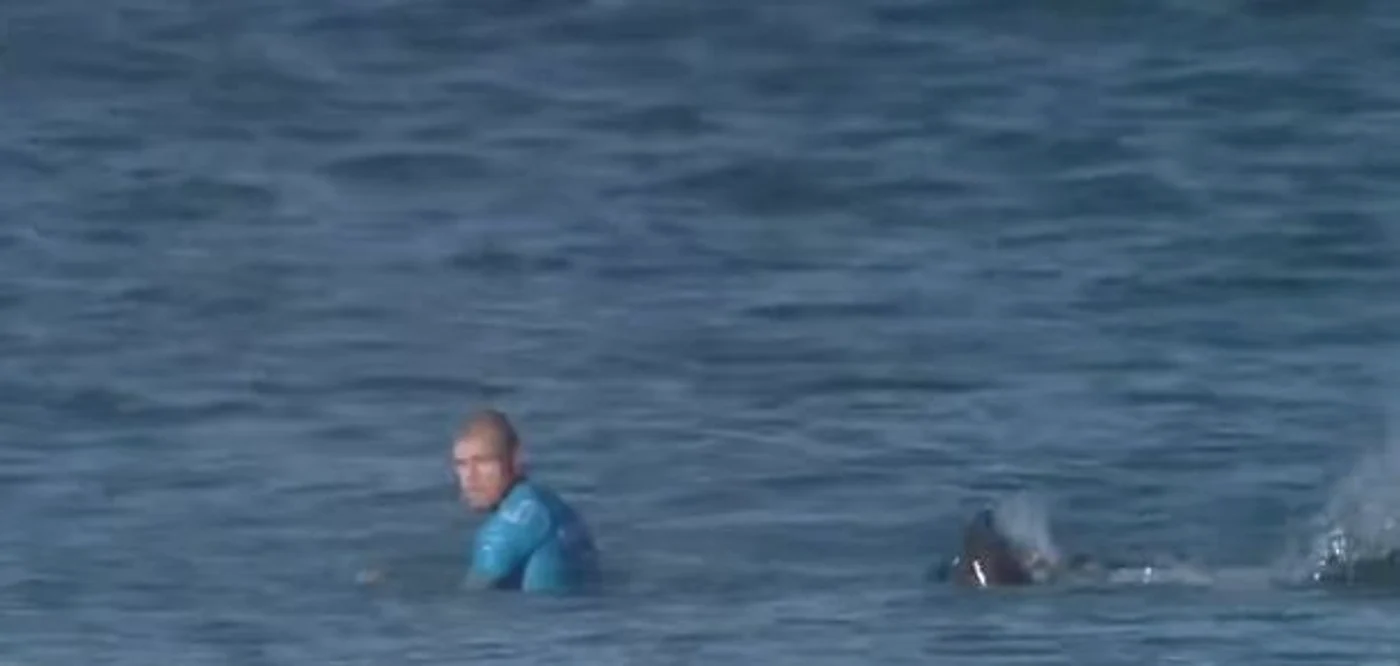 
    Mick Fanning a fost atacat de rechin în timpul unei competiții televizatefoto: captură video  