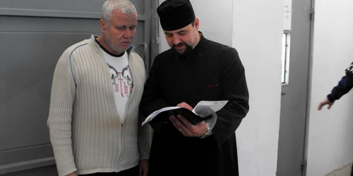 Preotul Vasile îl ajută pe Marian Toma să desluşească tainele limbii străine