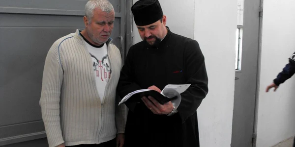 Preotul Vasile îl ajută pe Marian Toma să desluşească tainele limbii străine