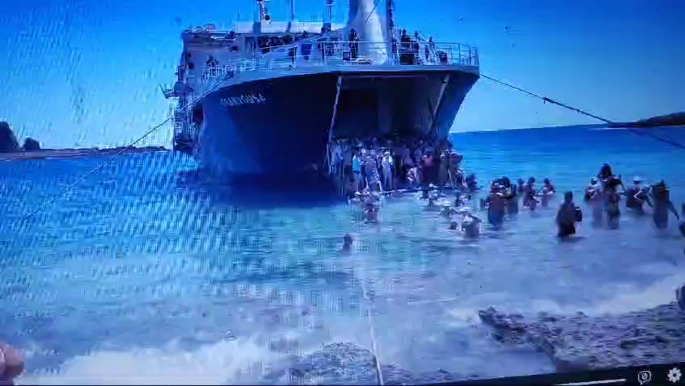 Surpriză neplăcută pentru un grup de turiști români în Grecia: au fost coborâți din feribot direct în apă adâncă: „Copiii s-au speriat” VIDEO