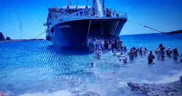 Turiști coborâți de pe un feribot direct în apă FOTO: captura video