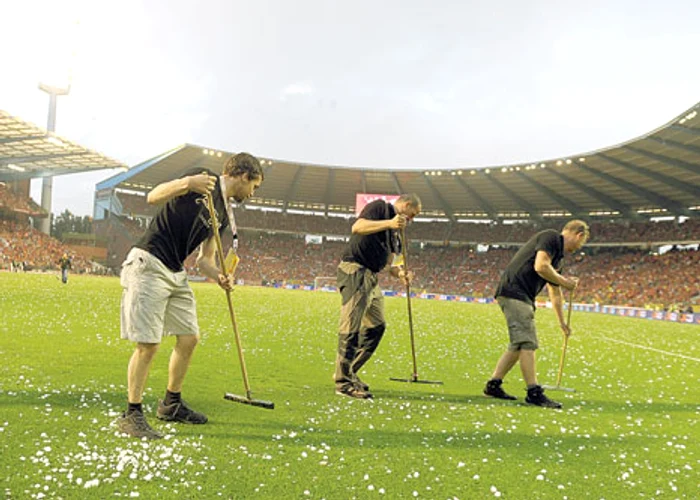 
    Lovit cu o cutie de bere  