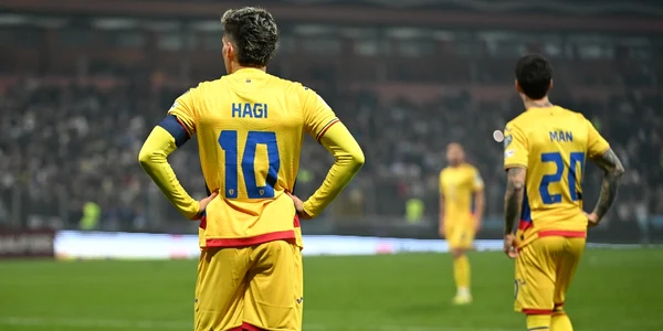 Ianis Hagi si Dennis Man (Sportpictures) jpg
