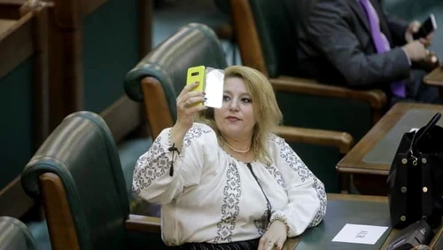 Adeverința medicală prezentată de Diana Șoșoacă pentru a nu purta mascăFoto: Digi 24