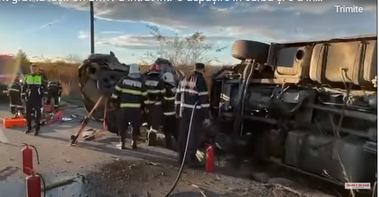 Doi oameni au murit, iar un altul este în stare gravă, după ce un BMW s-a izbit frontal de un TIR