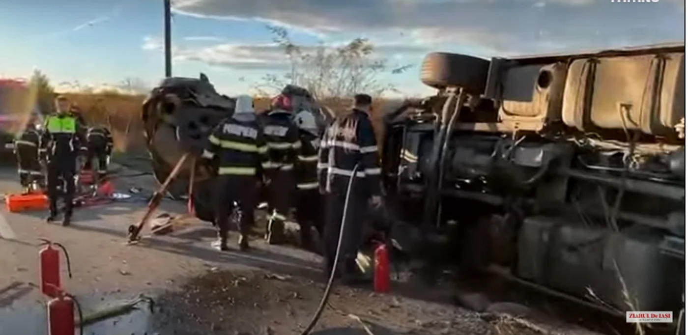 Ambele vehicule s-au răsturnat după coliziune. FOTO captură Ziarul de Iași