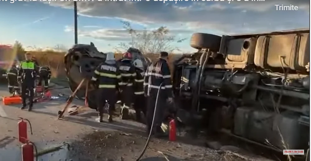 Doi oameni au murit, iar un altul este în stare gravă, după ce un BMW s-a izbit frontal de un TIR