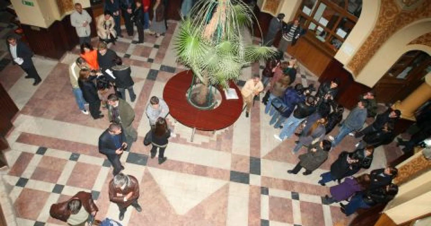 Angajaţii Primăriei s-au strâns în holul clădirii Palace
