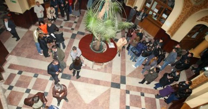 Angajaţii Primăriei s-au strâns în holul clădirii Palace