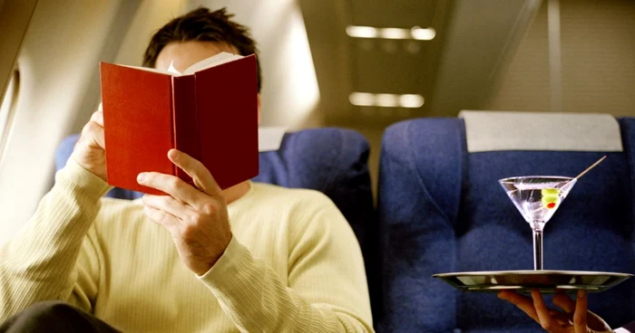 Unii pasageri inventează probleme de sănătate sau flirtează cu angajaţii companiei doar pentru a obţine locuri bune în avion FOTO: Huffingtonpost.com