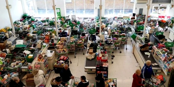 Coronavirus - cumparaturi intr-un supermarket din Londra FOTO AFP
