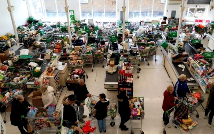 Coronavirus - cumparaturi intr-un supermarket din Londra FOTO AFP