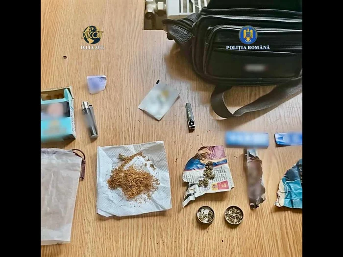 Polițiștii au descoperit asupra sa canabis și un grinder/FOTO: IPJ Dâmbovița