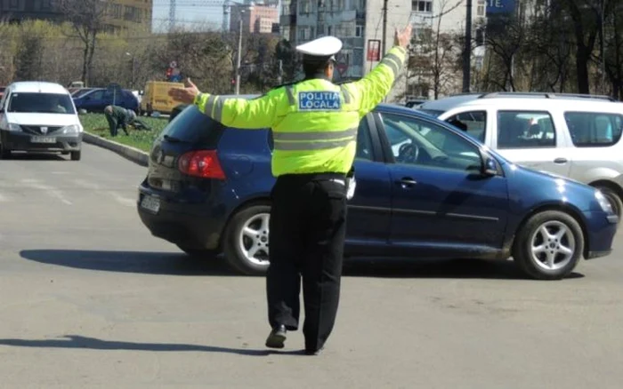 Femeia a fost amendată de un polițist local FOTO Adevărul
