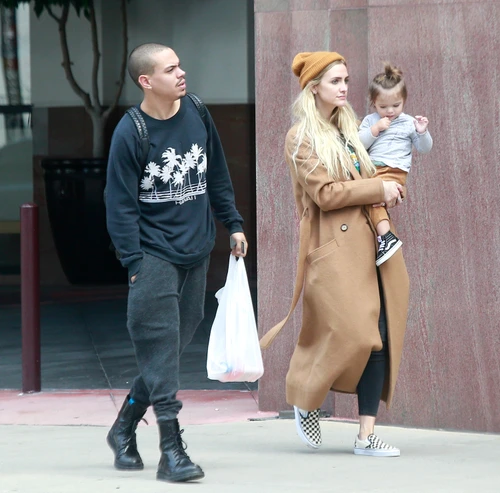 Exclusive Ashlee Simpson & Family Visit A Medical Builing In Los Angeles jpeg