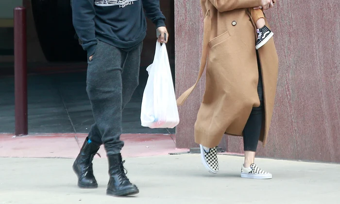 Exclusive    Ashlee Simpson & Family Visit A Medical Builing In Los Angeles jpeg