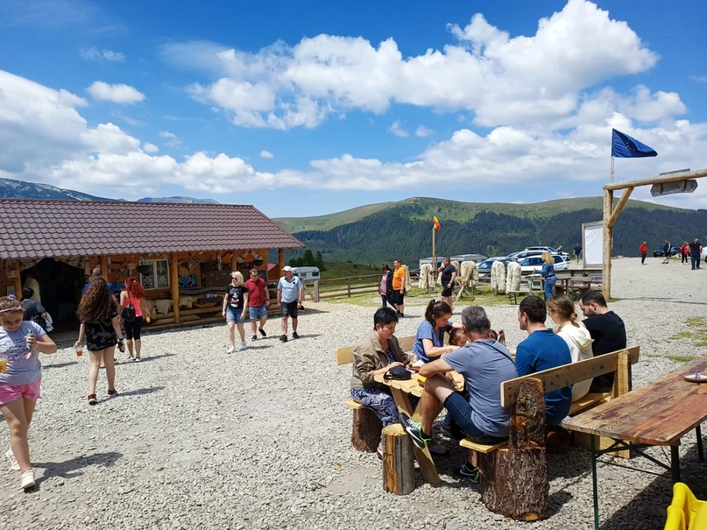Stâna Ştefanu a devenit un loc de popas pentru turiştii care vizitează Transalpina Foto: Alin Ion
