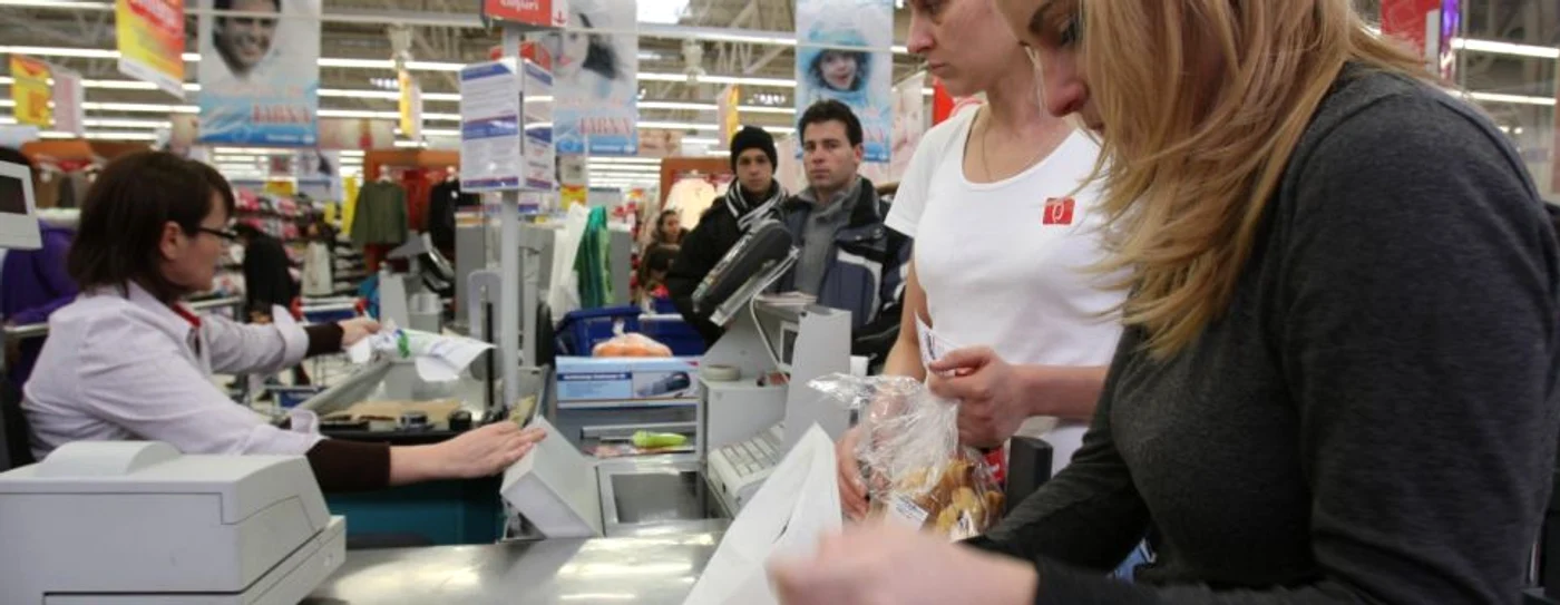 Angajaţii unor hipermarketuri beneficiază de asigurare de sănătate privată şi de abonament la sală.