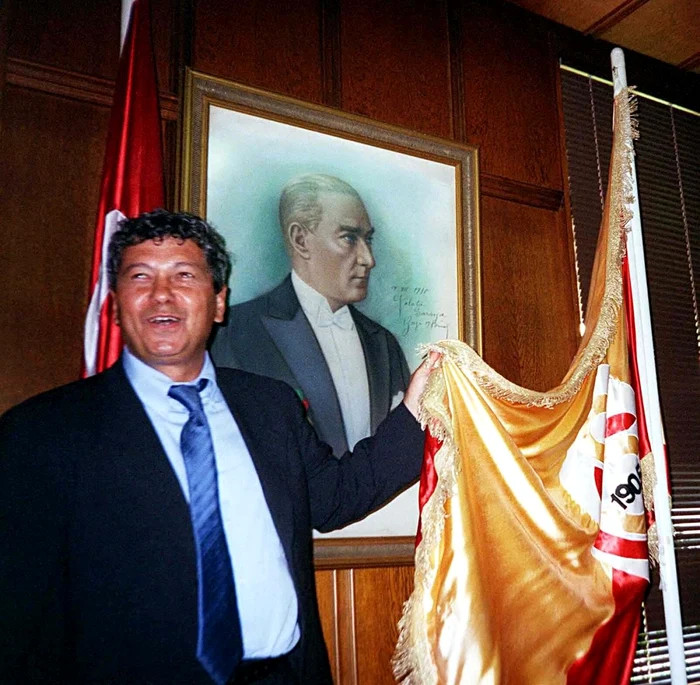 Mircea Lucescu, în momentul în care a semnat cu Galatasaray (FOTO: EPA)