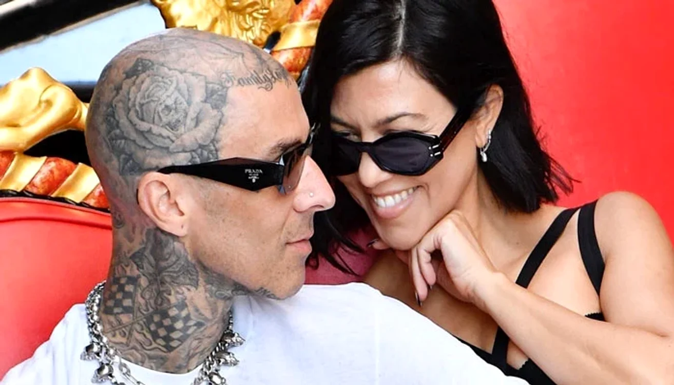 Kourtney Kardashian și Travis Barker sunt împreună de puțin peste un an