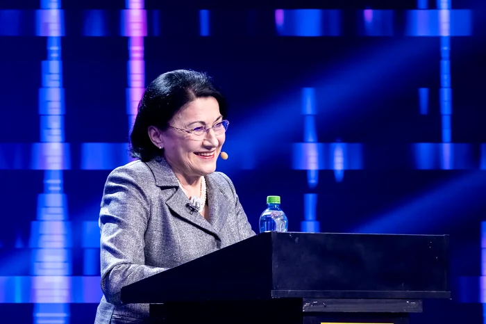 
    Ecaterina Andronescu i-a luat la „roast” pe cei trei jurați de la iUmorFoto: Antena 1  