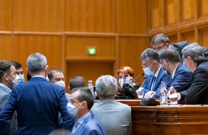 La moţiunea de cenzură a fost aglomeraţie în Parlament