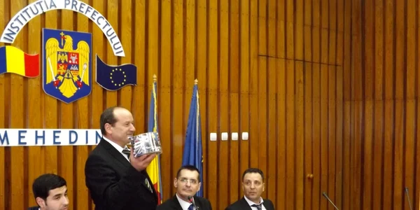 fostul prefect i+a oferit noului prefect o cutie cu pixuri goale FOTO Corina Macavei 