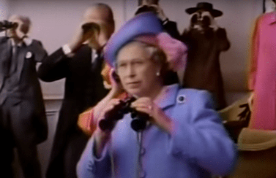 Imagini istorice cu regina Elisabeta alergând să privească o cursă de cai: „Doamne, mamă! Am castigat!”