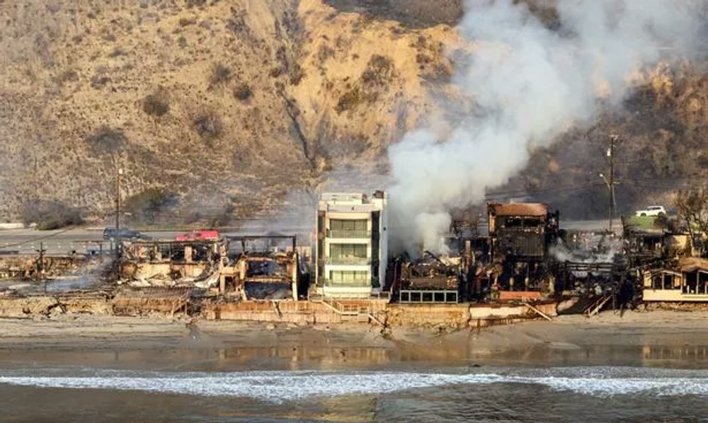 Secretul supraviețuirii casei magnatului deșeurilor din Malibu în mijlocul incendiilor apocaliptice