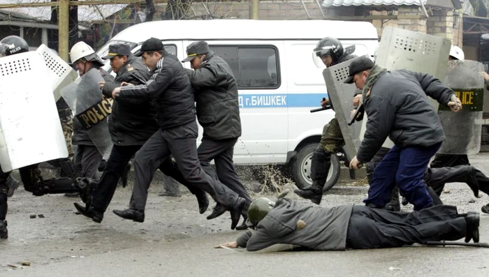 Ciocniri violente între protestatari şi forţele de securitate