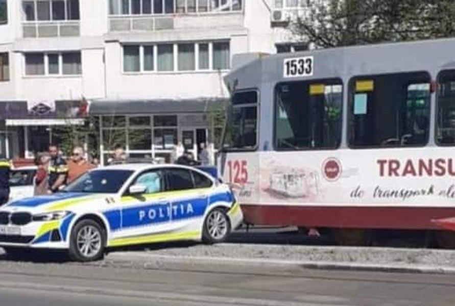 Autospecială BMW de Poliție, lovită de un tramvai, pe un bulevard din Galați VIDEO