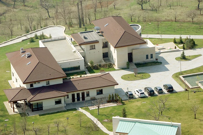 Impresionanta moşie este  compusă din cinci corpuri  de clădire, cramă, grajduri,  bazin piscicol şi heliport