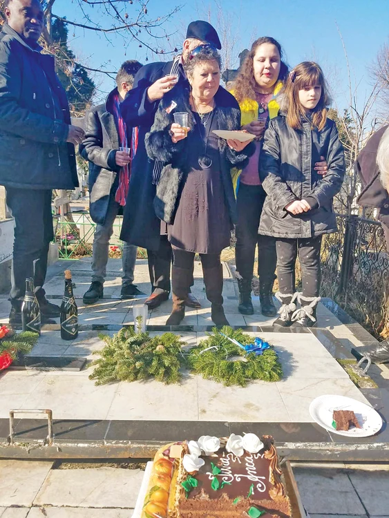 Anca Pandrea şi-a sărbătorit ziua de naştere  la mormântul lui Iurie Darie