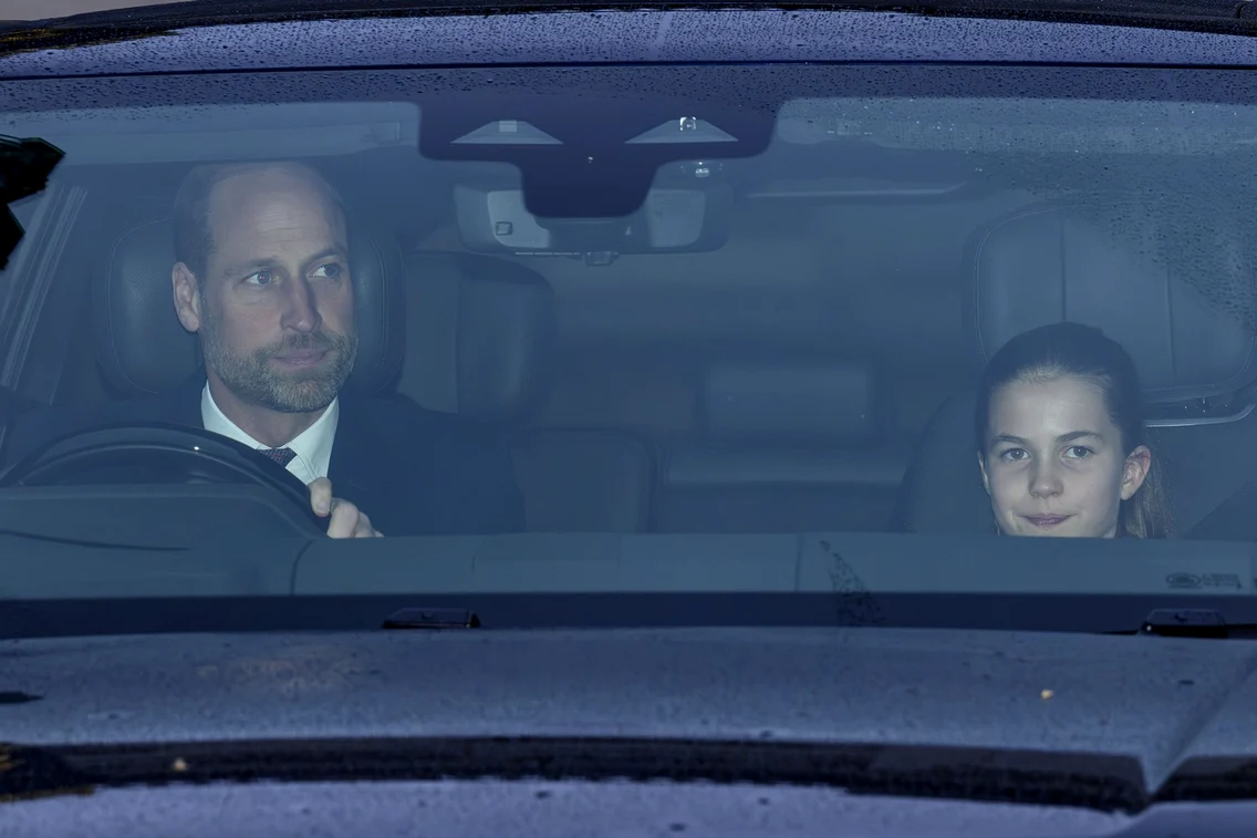 William și Charlotte în mașină
