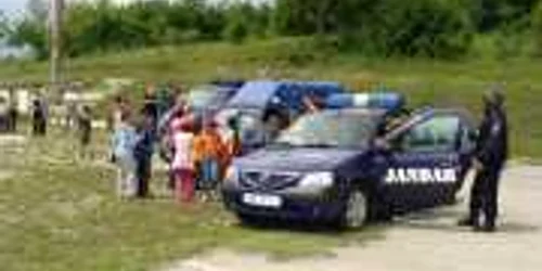 Jandarmii i-au purtat pe raniti pe brate (foto arhiva) 